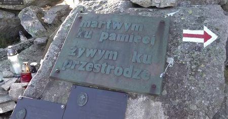 Ratownicy oddali hołd zmarłym ludziom gór na ich symbolicznym cmentarzu w Karkonoszach
