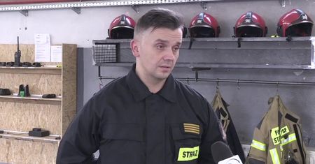 Strażak wracał z nocnego dyżuru w szpitalu. Zauważył dym, uratował sześć osób i psa.
