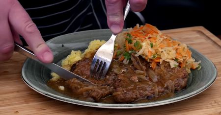 Delikatne bitki z sosem z suszonych grzybów. Dusząc je, koniecznie pamiętaj o najważniejszej zasadzie