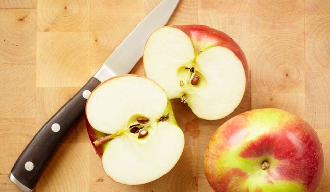Najlepsza szarlotka powstaje z jabłek soczystych jabłek, np. Lobo lub Champion - Pyszności; foto: Canva