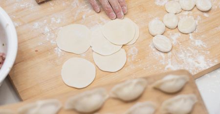 Tak gospodynie robiły pierogi jeszcze przed wojną. Ciasto nie ma sobie równych