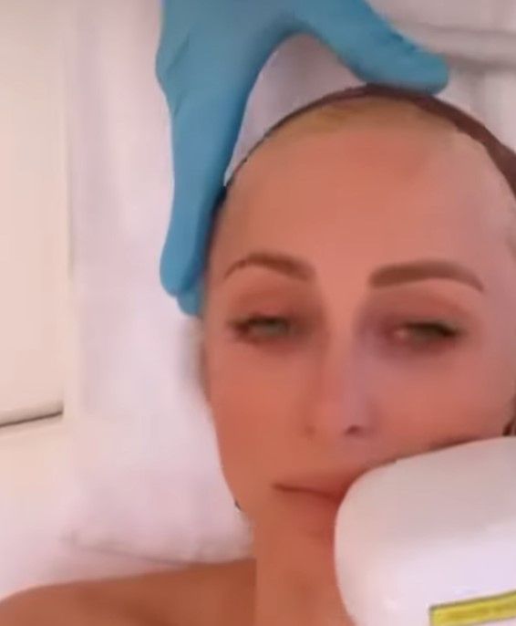 Krzysztof Gojdź otworzył klinikę u Paris Hilton. Wideo