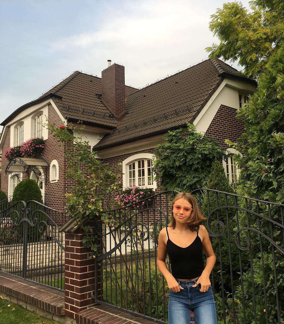Oliwia Bieniuk pozuje na tle willi