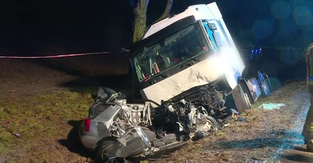 Zderzenie auta z ciężarówką w Wielkopolsce. Trzy osoby nie żyją
