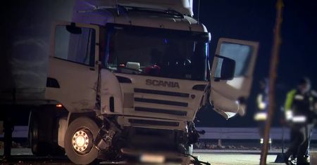 Jechał autostradą pod prąd, uderzył w ciężarówkę.