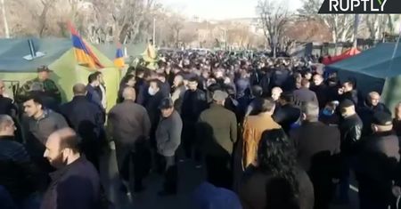 Kolejne antyrządowe protesty w Armenii. Setki osób demonstrowało przed parlamentem.