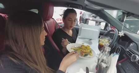 Zamień swój samochód w luksusową restaurację. Gastronomia w Kuwejcie próbuje radzić sobie z pandemicznymi obostrzeniami
