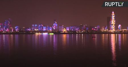 Chiński Nowy Rok. Pokaz iluminacji świetlnych na budynkach w Wuhan