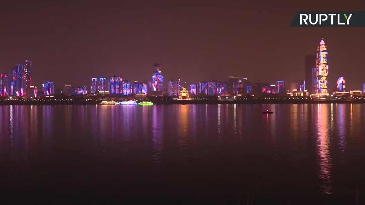 Chiński Nowy Rok. Pokaz iluminacji świetlnych na budynkach w Wuhan