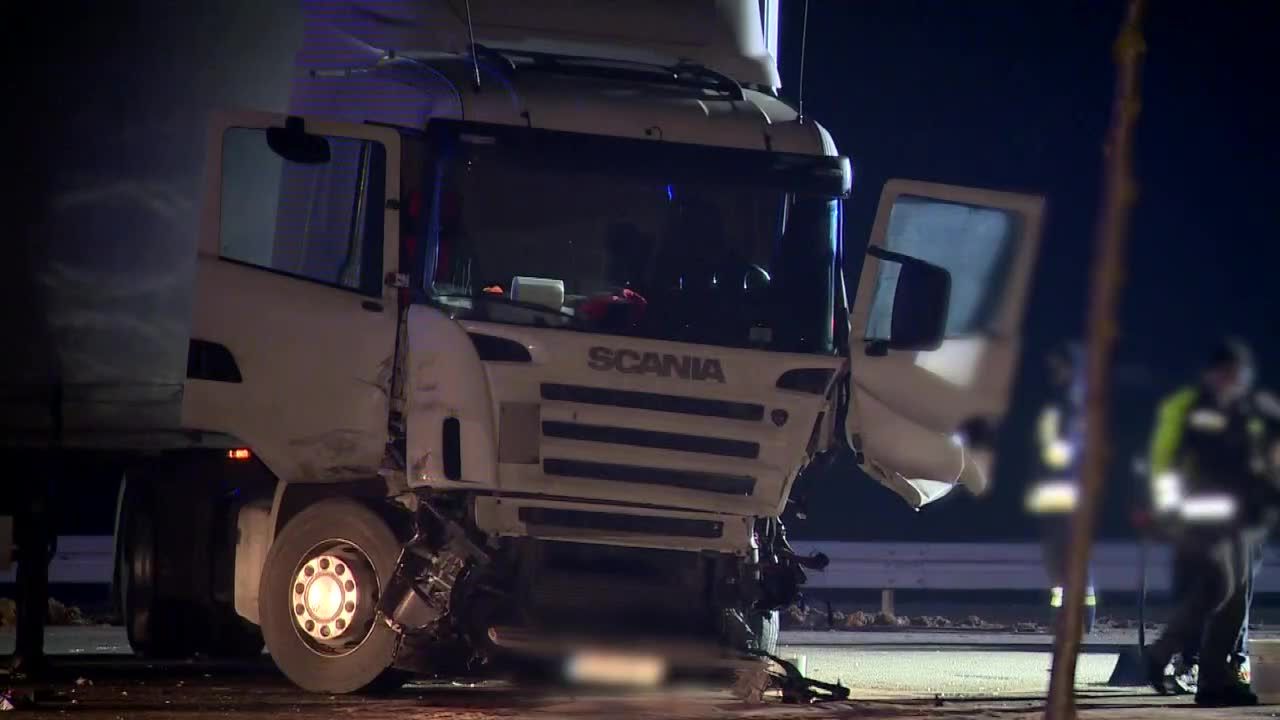 Jechał autostradą pod prąd, uderzył w ciężarówkę.