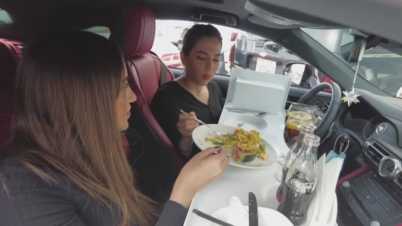 Zamień swój samochód w luksusową restaurację. Gastronomia w Kuwejcie próbuje radzić sobie z pandemicznymi obostrzeniami