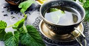 Melisa to herbata, którą warto pić wieczorem. Wstaniesz wypoczęty i w dobrym nastroju
