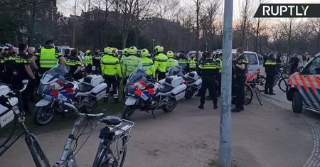 Tłumy ludzi w parku w Amsterdamie.