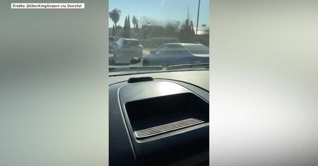 Ogromna kolejka do punktu dystrybucji żywności drive-thru w Austin.