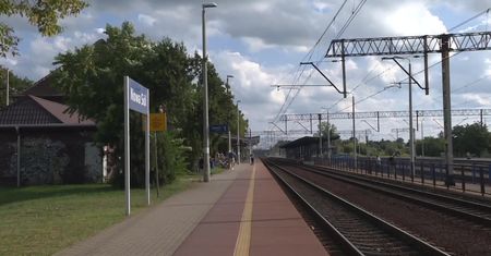 Dziecko uciekło z przedszkola i błąkało się po torach kolejowych