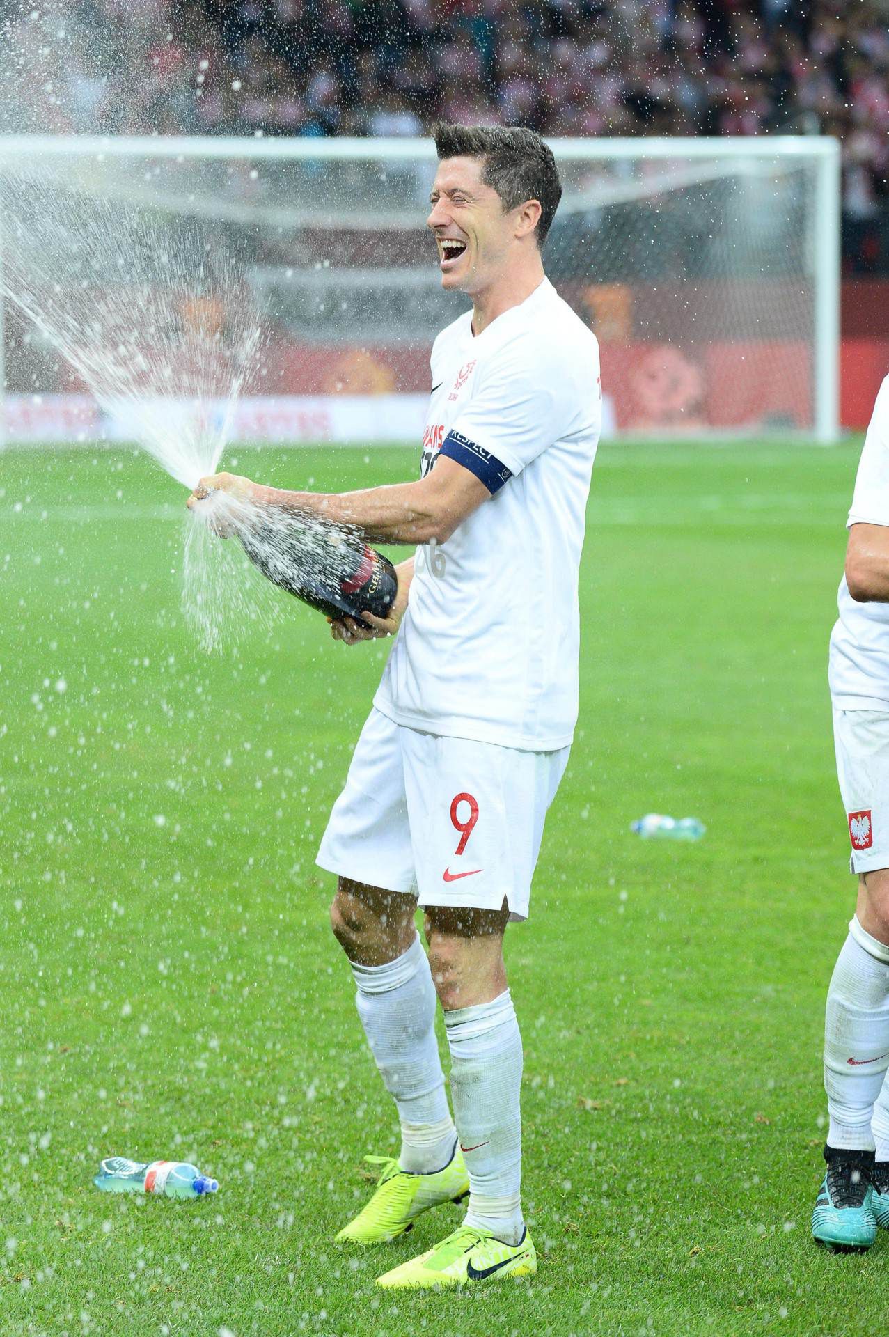 Robert Lewandowski z butelką szampana świętuje awans na EURO 2020