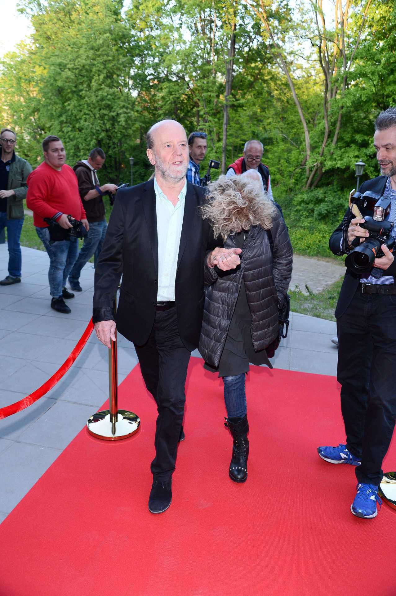 Katarzyna Grochola i Stanisław Bartosik całują się na czerwonym dywanie
