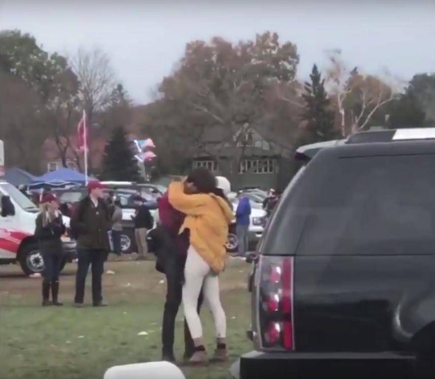 Malia Obama całuje się z chłopakiem
