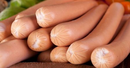 Dietetyk wybrał się do sklepu i wskazał najgorsze możliwe parówki. Ich skład jest fatalny