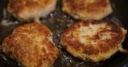 Umieść na patelni i smaż na nim kotlety mielone. Będą smaczne jak u babci