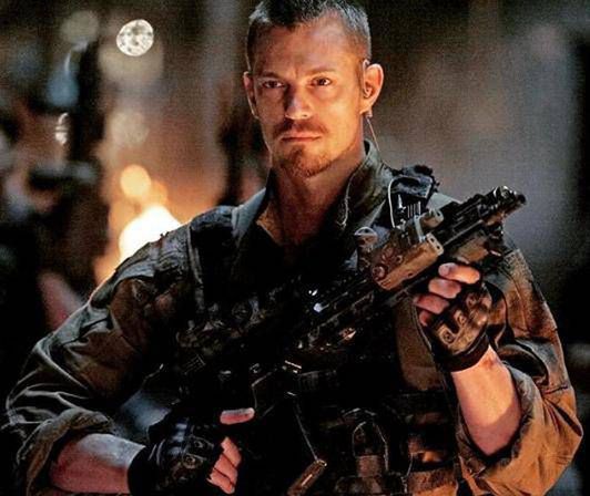 Joel Kinnaman w filmie "Legion samobójców"