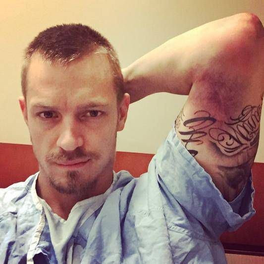Joel Kinnaman pokazuje tatuaże