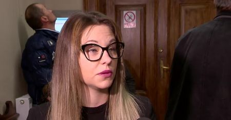 Rozpoczął się proces opiekunki, która znęcała się nad 80-latką po udarze