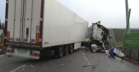 Zderzenie dwóch ciężarówek na S8 w Piotrkowie Tryb. Na drogę rozlał się alkohol