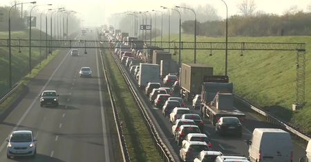 Karambol koło lotniska w Modlinie. Siedem samochodów zderzyło się na S7