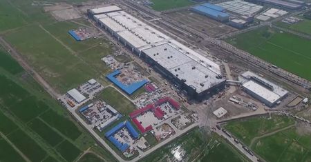 Produkcja aut w fabryce Tesli w Chinach ruszy lada dzień. Ma w niej powstawać milion maszyn rocznie