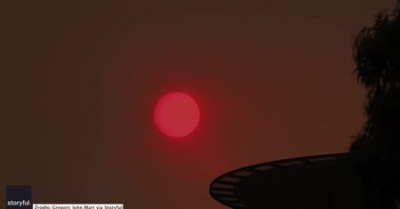 Krwawy księżyc nad Sydney. Miasto dusi się od dymu