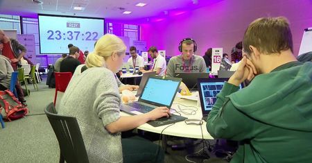 Rywalizacja programistów na Stadionie Narodowym. Trwa Hackathon