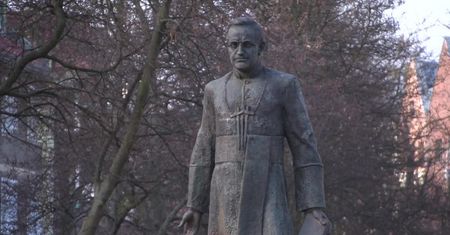 “Przepisy prawa muszą być respektowane”. A. Dulkiewicz o pomniku ks. Jankowskiego, który w sobotę wrócił na cokół