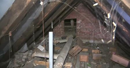 Sforsowali właz i weszli do “kapsuły czasu”. Skarb znaleziony w szkole w Wielkopolsce