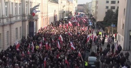 Tysiące osób przeszło ulicami Warszawy w kondukcie żałobnym z trumną byłego premiera Jana Olszewskiego