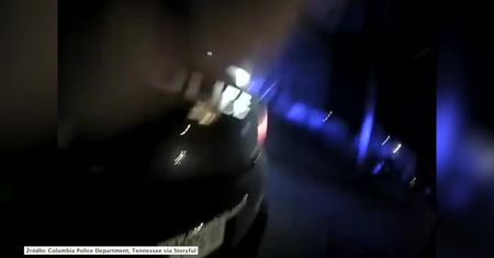 Policjant zatrzymał pojazd do kontroli drogowej. Kierowca odpowiedział serią 30 strzałów z karabinu