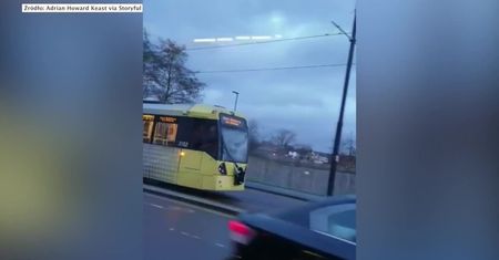 Pasażer na gapę wersja hard. Mężczyzna odbył podróż tramwajem, trzymając się… wycieraczki
