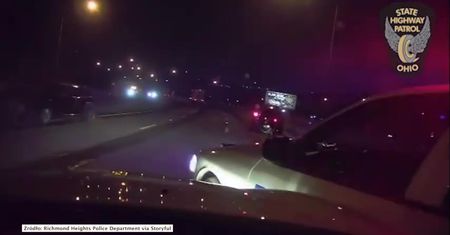 Cudem uniknęli tragedii. Policjanci w ostatniej chwili uciekli przed rozpędzonym samochodem, który staranował radiowóz