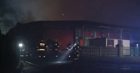 Kilka zastępów straży gasiło płonący tartak w województwie lubuskim. Nikt nie ucierpiał