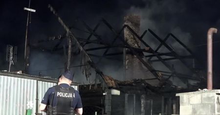 Pożar drewnianego domu w Krynicy Morskiej. 5-osobowej rodzinie udało się uciec