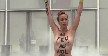 Złagodzone zarzuty dla francuskich strażaków po gwałcie na nieletniej. Protest Femen przed ministerstwem