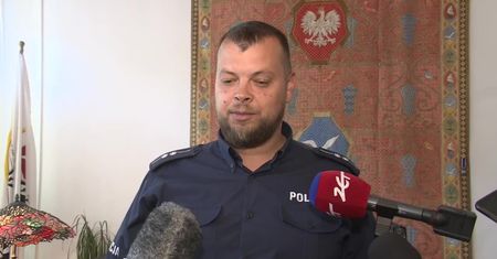 Policjant, który uratował trójkę dzieci przed utonięciem, nagrodzony przez prezydenta Sopotu