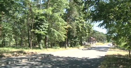 Kierowca potrącił dwie kobiety na chodniku i uciekł. Policja poszukuje sprawcy