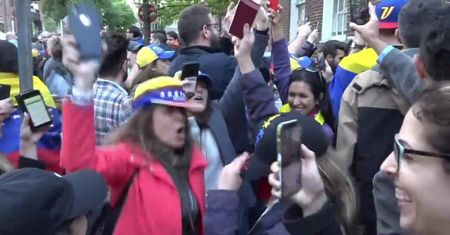 Policja próbowała usunąć okupujących ambasadę Wenezueli w Waszyngtonie