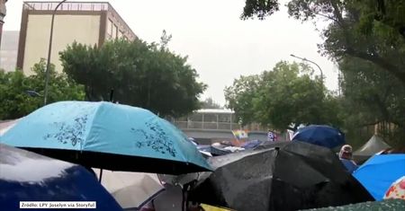 Tęczowy szał radości w deszczu. Tajwan pierwszym krajem w Azji, który zalegalizował małżeństwa homoseksualne