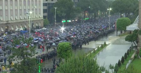 Petardami w kancelarię premiera. Antyrządowa demonstracja pod parasolami w Tiranie