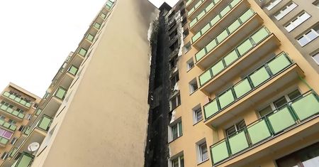 Pożar bloku na warszawskim Bródnie. Spłonęła elewacja od parteru aż po dach