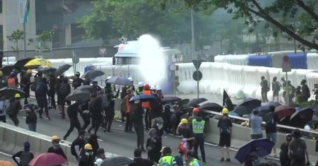 Starcia między policją i demonstrantami w Hong Kongu. Demonstranci obrzucili funkcjonariuszy butelkami z benzyną