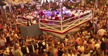 Ruszył Oktoberfest. Tłumy gości rzuciły się biegiem po piwo, pierwszą beczkę otworzył burmistrz Monachium