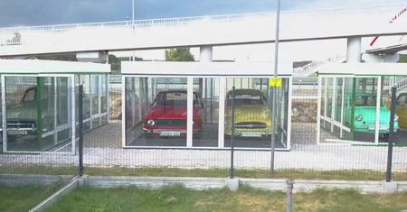 “Gabloty” w gablotach. Wyjątkowa wystawa samochodów przy trasie S8